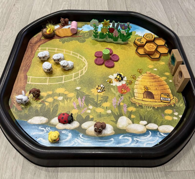 Jarní louka - Podložka do Tuff Tray MINI/MAXI